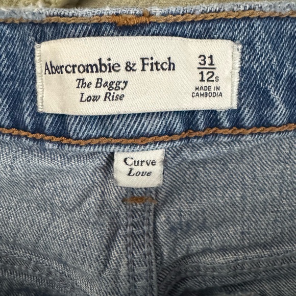 Women’s Curve Love Low-Rise Baggy Jeans By Abercrombie & Fitch - Picture 4 of 4